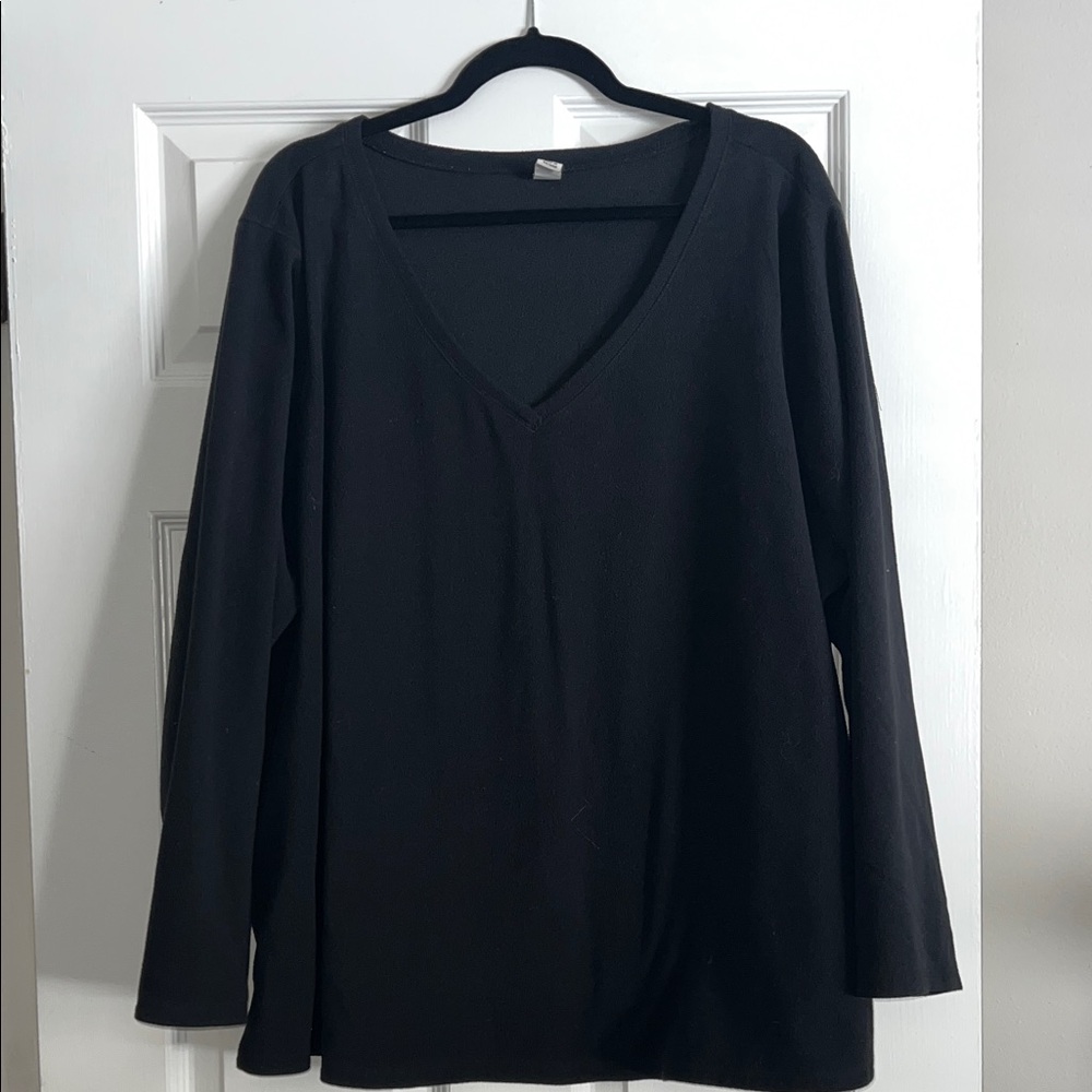 Old Navy Women’s Plus Size V Neck Fleece Top in Black in size 3X